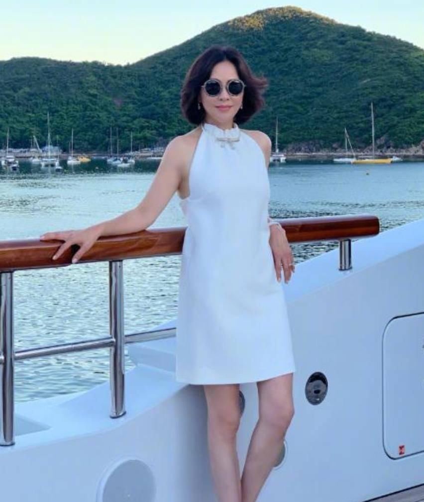 身材 关之琳刘嘉玲再度同框，关之琳皮肤细嫩光滑，刘嘉玲却法令纹明显