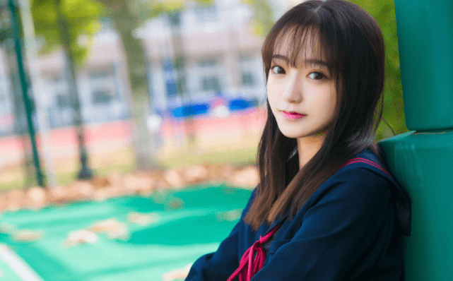 新生 贵州一高校新生军训，学姐穿着“清凉”与人合影惹争议，霸气回怼