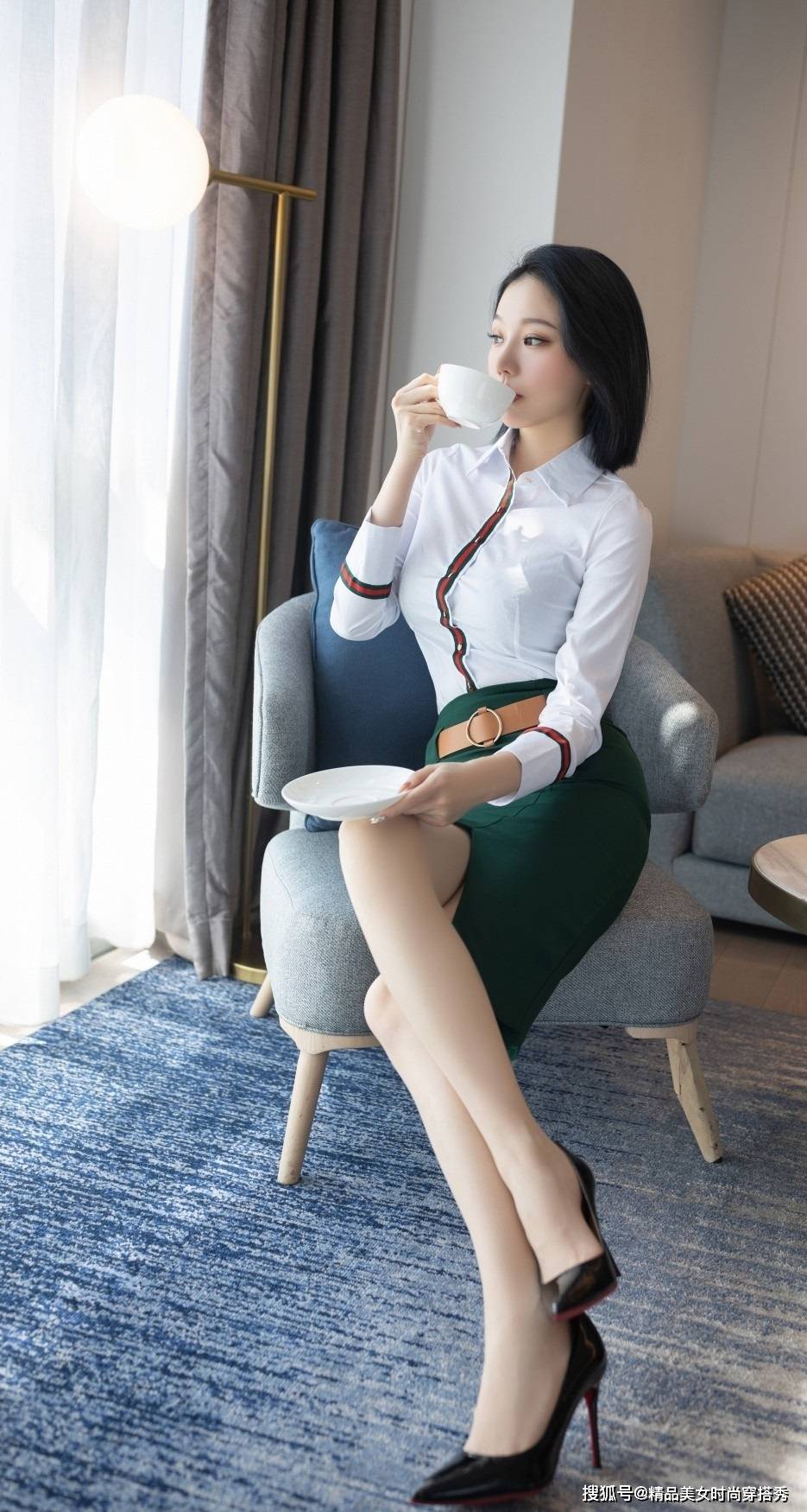 墨绿色 白色的衬衫下搭墨绿色的半身裙，做一个优雅的女人