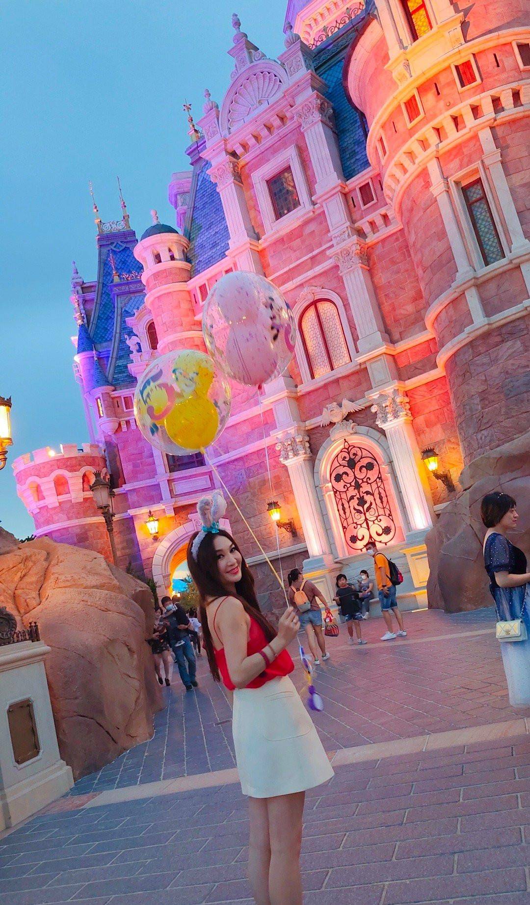 身材 55岁温碧霞仍没有“老去的意思”，穿红色吊带游环球影城，真减龄