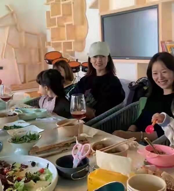 卫衣 高圆圆女儿罕见露正脸!跟妈妈参加聚会变捧场王,穿搭时尚好可爱