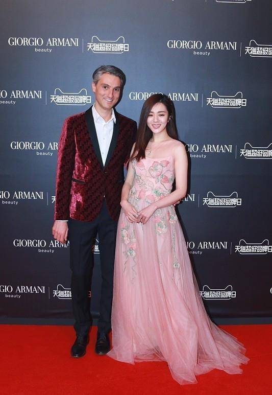 感觉 王晓晨看着成熟了挺多的，穿的纱裙挺可爱的，却穿出大气感