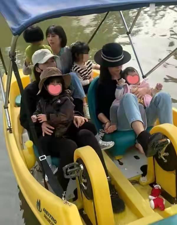 卫衣 高圆圆女儿罕见露正脸!跟妈妈参加聚会变捧场王,穿搭时尚好可爱