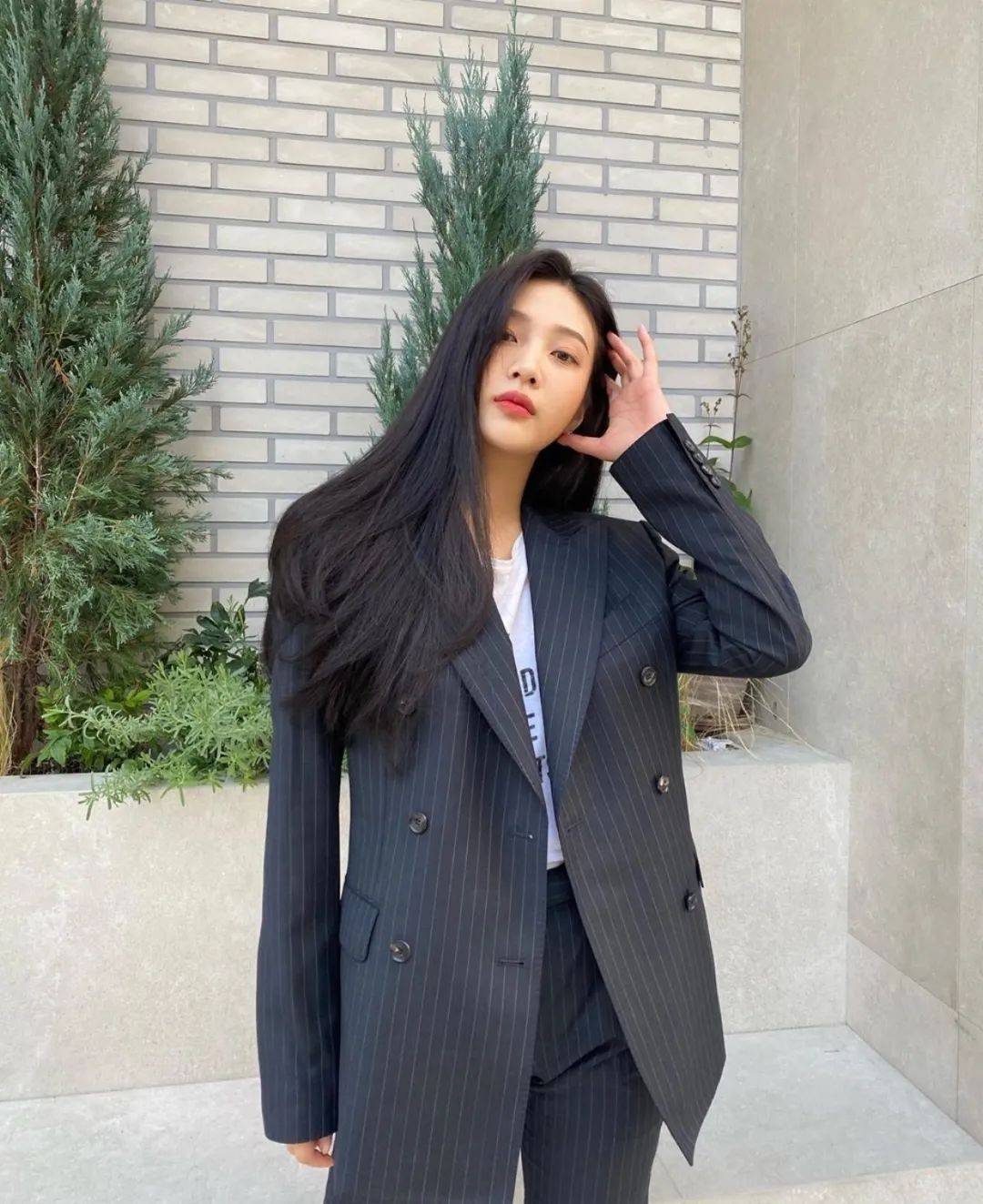 设计 关晓彤的身材一般人学不来，西服下全是美腿，宁波女孩：实在太养眼！