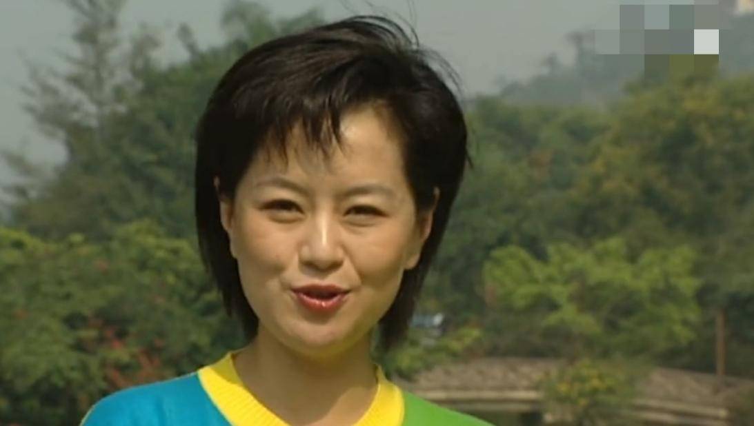 原创55岁央视主持人鞠萍罕露面,朗诵铿锵有力,气质端庄颜值依旧