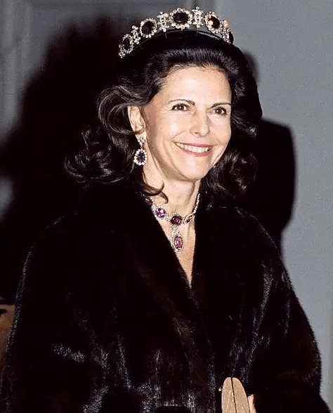 当然,西尔维娅的王冠还不止有那么多,这只是最具代表性的一部分.