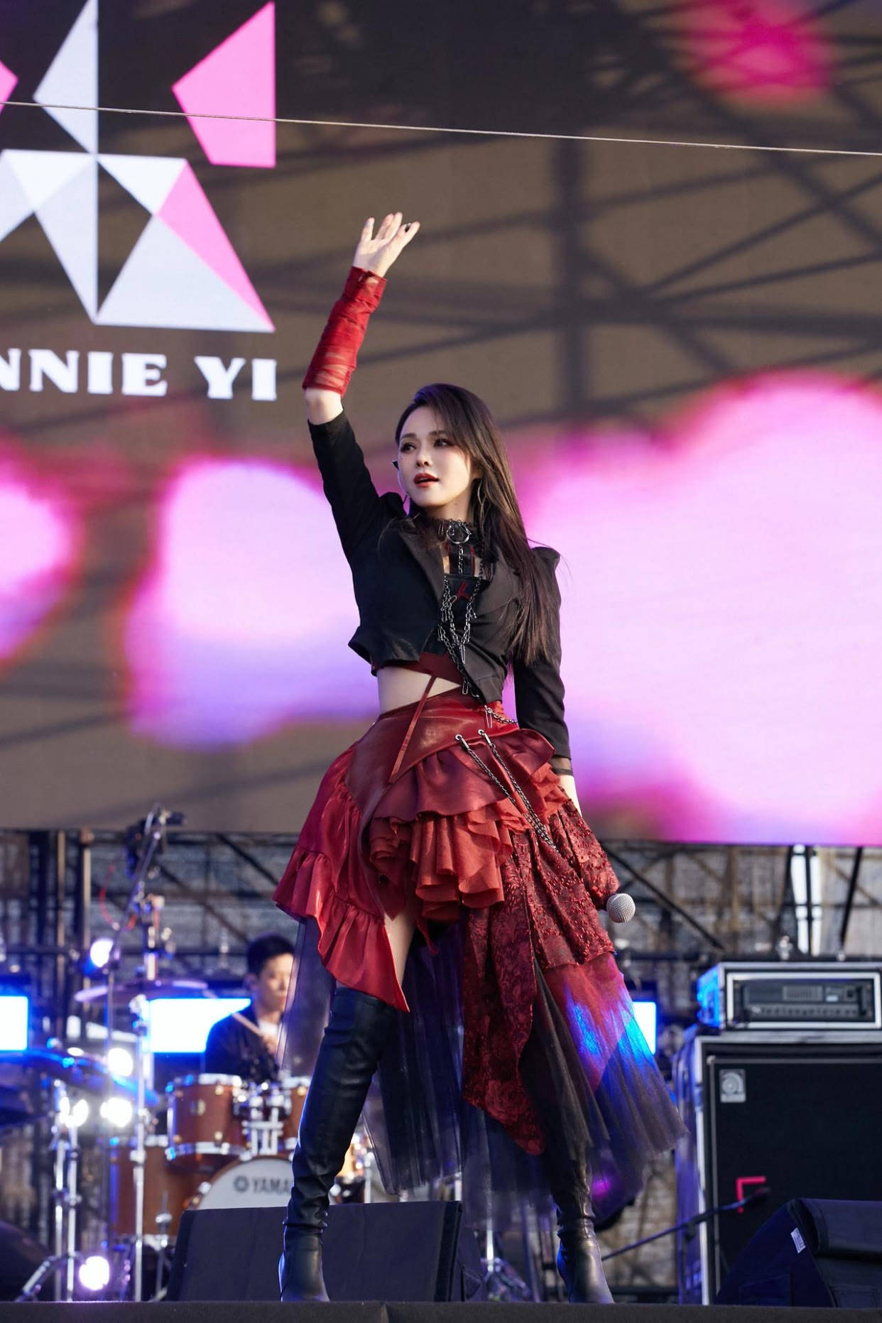 商演 伊能静商演真拼！穿公主裙身上还挂4根铁链，谁敢说是60后老阿姨