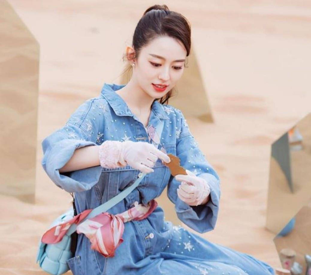 名牌 吉娜一身名牌现身机场，爱马仕腰带加上古驰背包，婚后生活好滋润