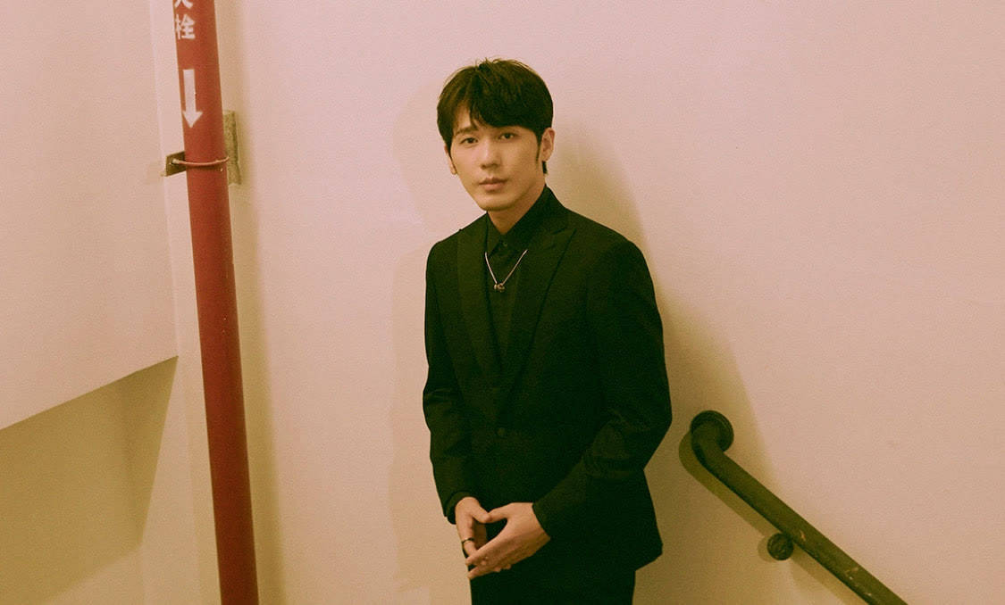 黑色 宋茜挑战网纱披肩搭抹胸裙，杨幂复古性感女郎救场，放弃压轴位置