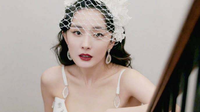 黑色 宋茜挑战网纱披肩搭抹胸裙，杨幂复古性感女郎救场，放弃压轴位置