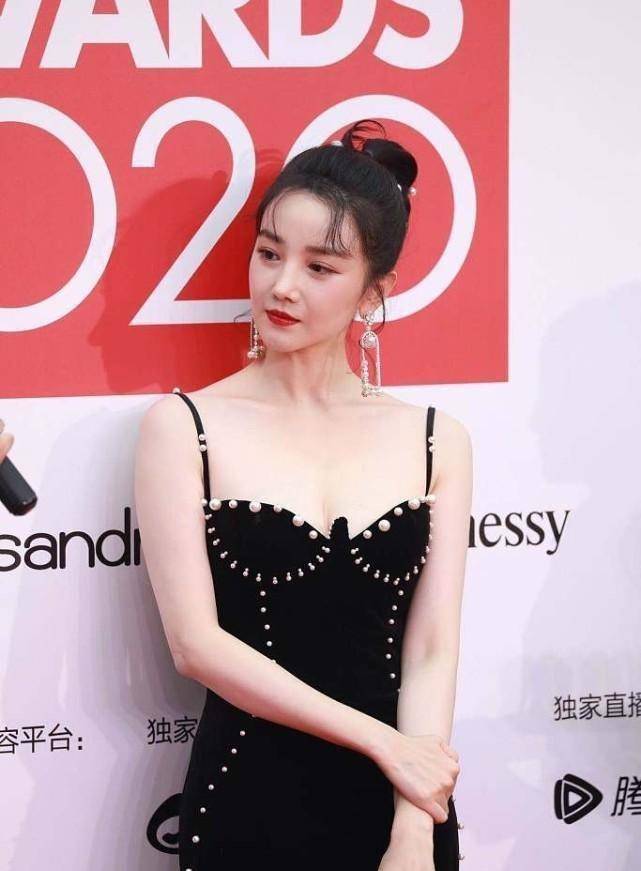 黑色 啥显身材陈小纭穿啥，黑色吊带用珍珠勾边，秀出曼妙曲线身姿