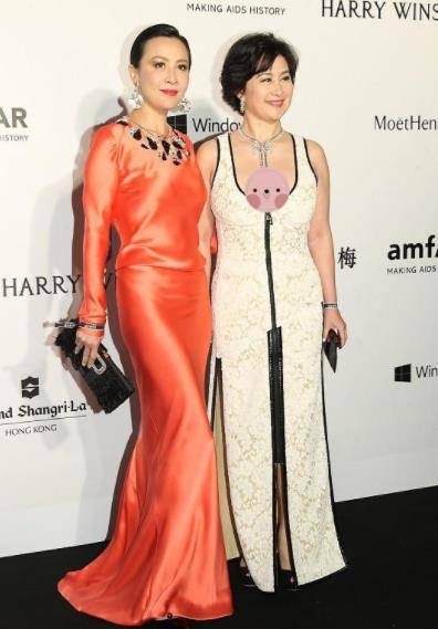 黑色 何超琼与刘嘉玲同框，穿白色紧身裙肉感十足，气质一点不输明星