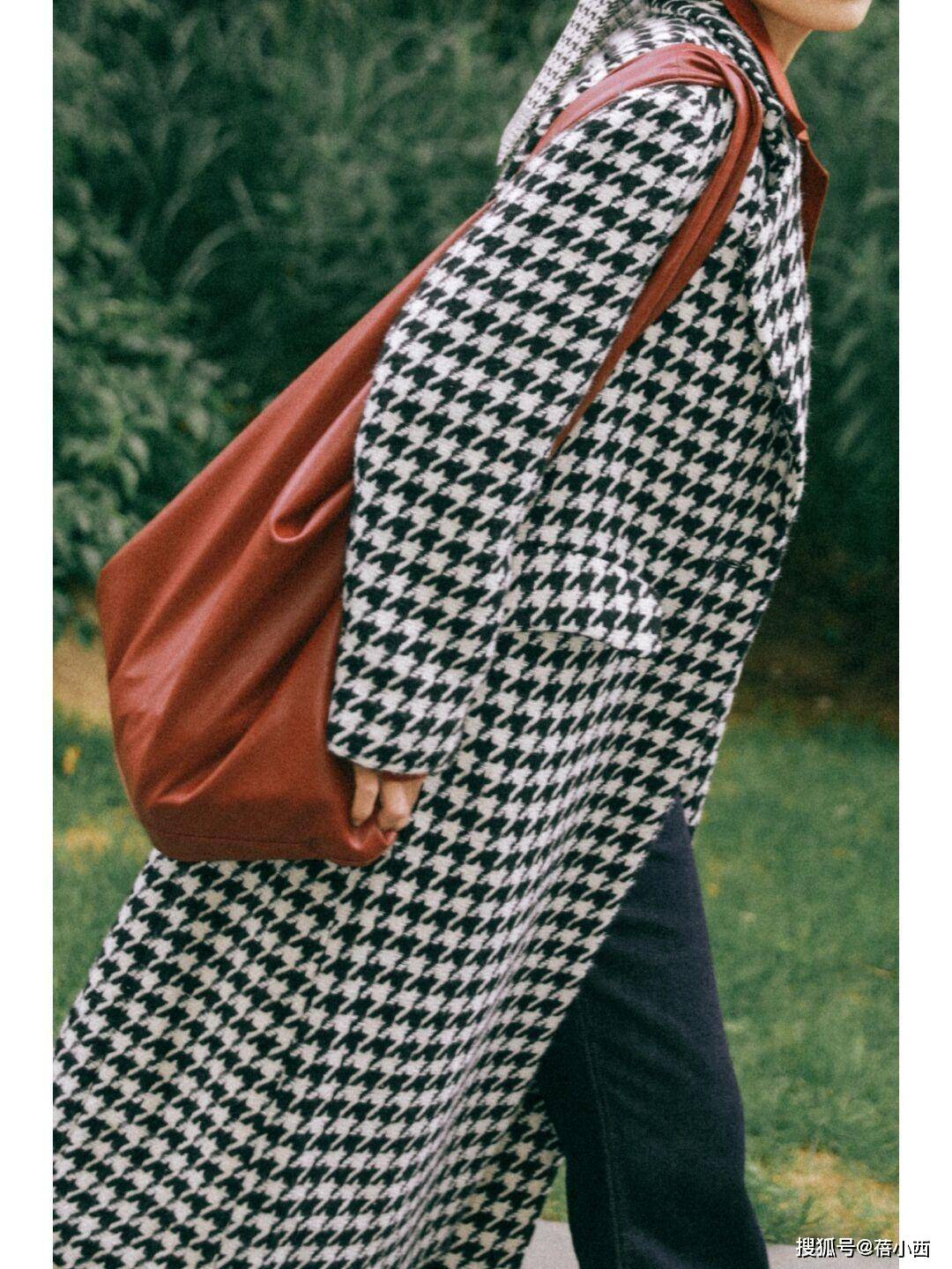 黑色 秋天穿衣色彩怎样搭配才时髦?穿搭公式“红+黑”,高级又洋气