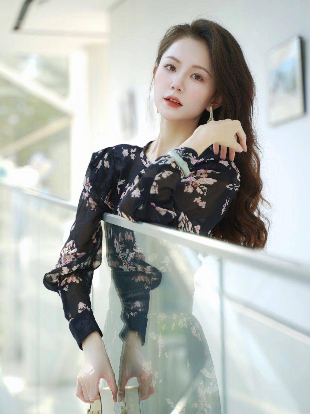 黑色 优雅女人早秋都穿“连衣裙”，为你分享时髦的搭配经验，温婉知性才是美