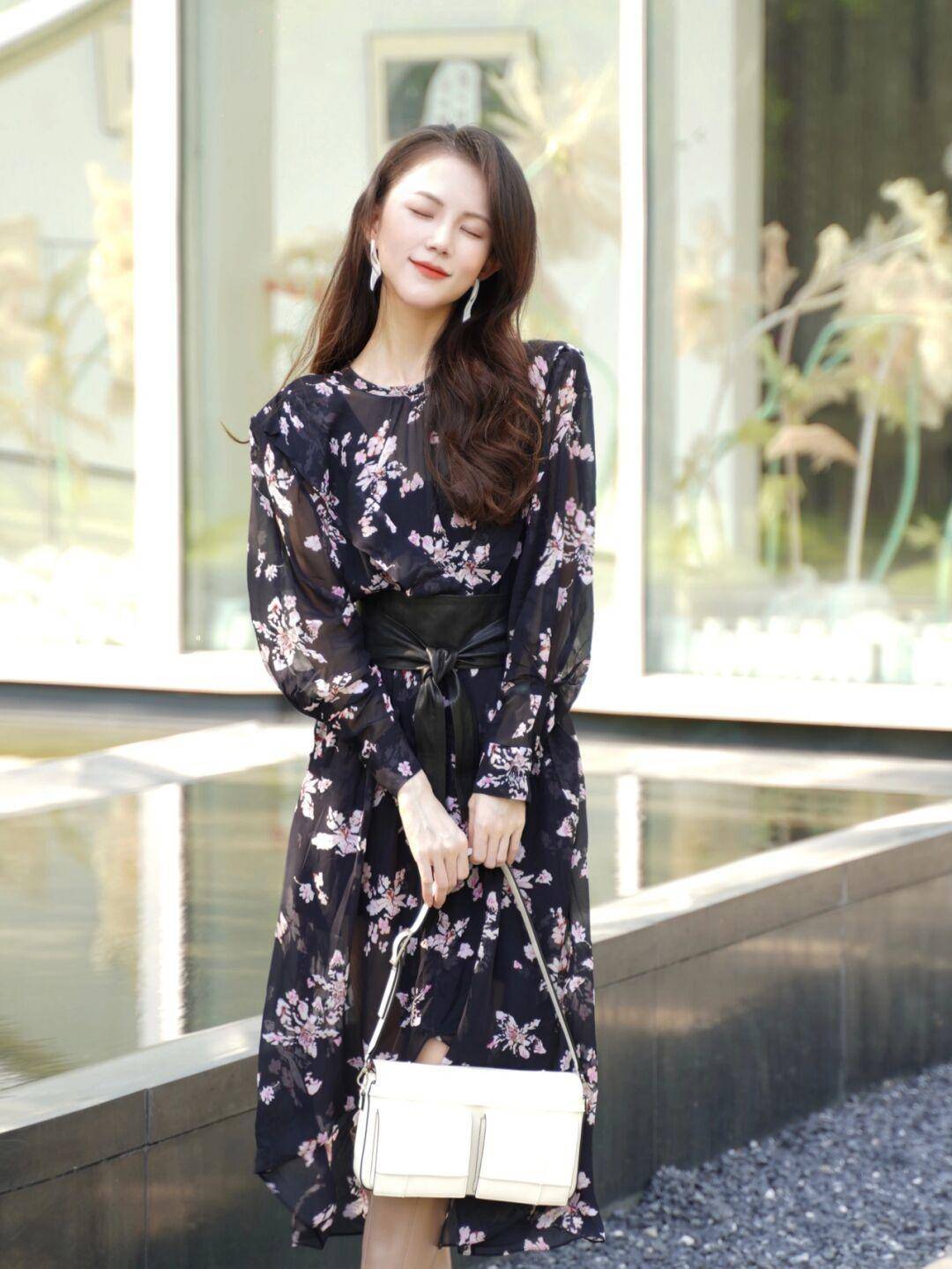 黑色 优雅女人早秋都穿“连衣裙”，为你分享时髦的搭配经验，温婉知性才是美