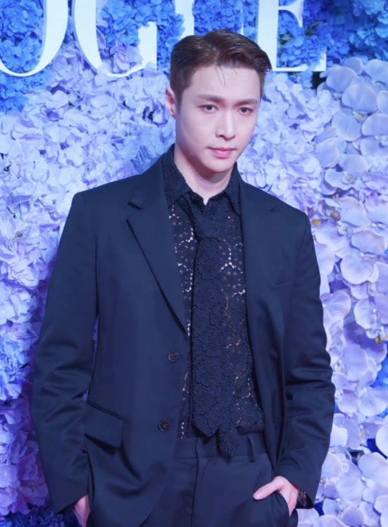 黑色 宋茜挑战网纱披肩搭抹胸裙，杨幂复古性感女郎救场，放弃压轴位置