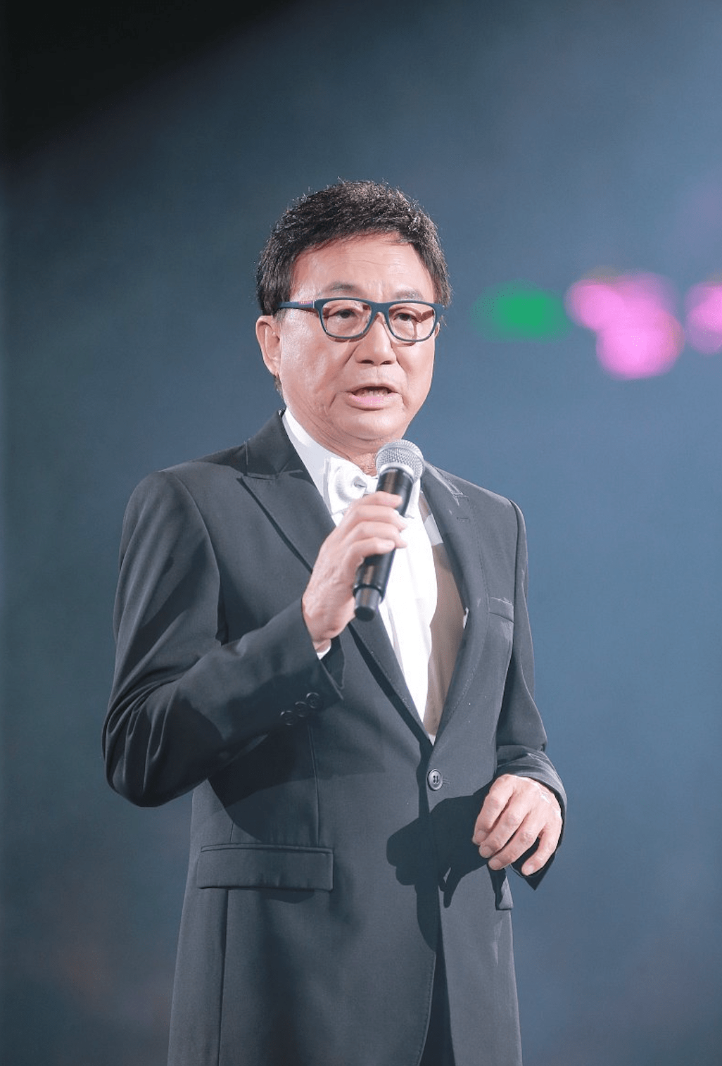 原创许冠文携太太出席饭局郑洁英一头紫发很飒两人结婚49年仍恩爱