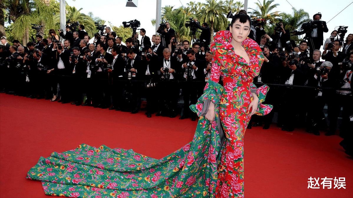 出圈 明星走红毯的造型能有多雷人?大花袄再现江湖,“红绿灯”成笑谈