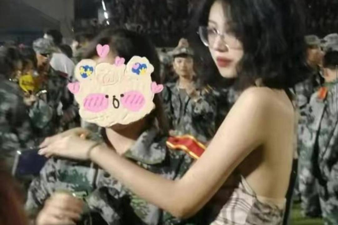 新生 贵州一高校新生军训，学姐穿着“清凉”与人合影惹争议，霸气回怼