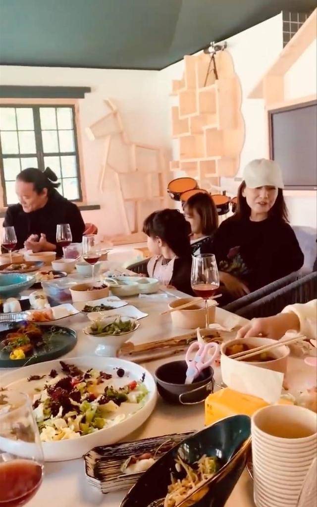 女儿 高圆圆女儿正面罕曝光！脸圆润可爱更像赵又廷，气质却与妈妈媲美