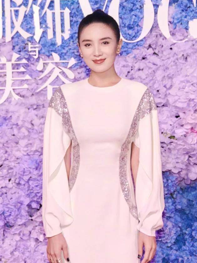 杨幂VO红毯：童谣“熟味”逼人，汤唯气场全开，杨幂白纱若隐若现