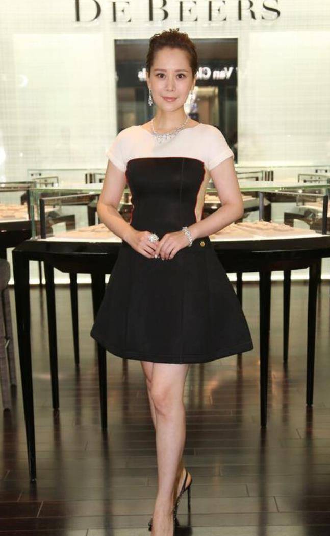 增加了 44岁海清还风韵犹存，穿法式长裙显曼妙身材，丝毫不输圈内小花