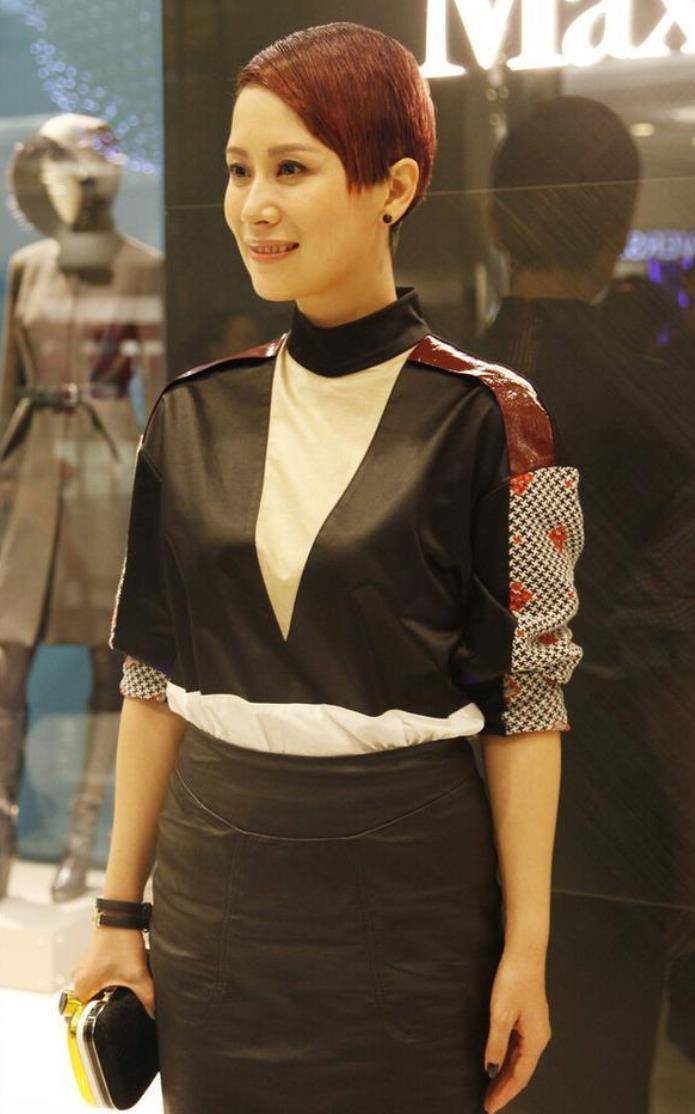 增加了 44岁海清还风韵犹存，穿法式长裙显曼妙身材，丝毫不输圈内小花