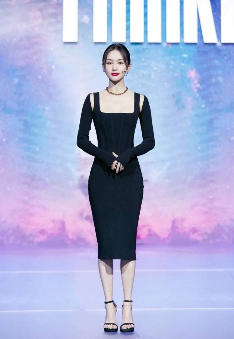 小个子 1米59的中年女人，都该学学王子文穿连衣裙，显瘦显高还有大气场