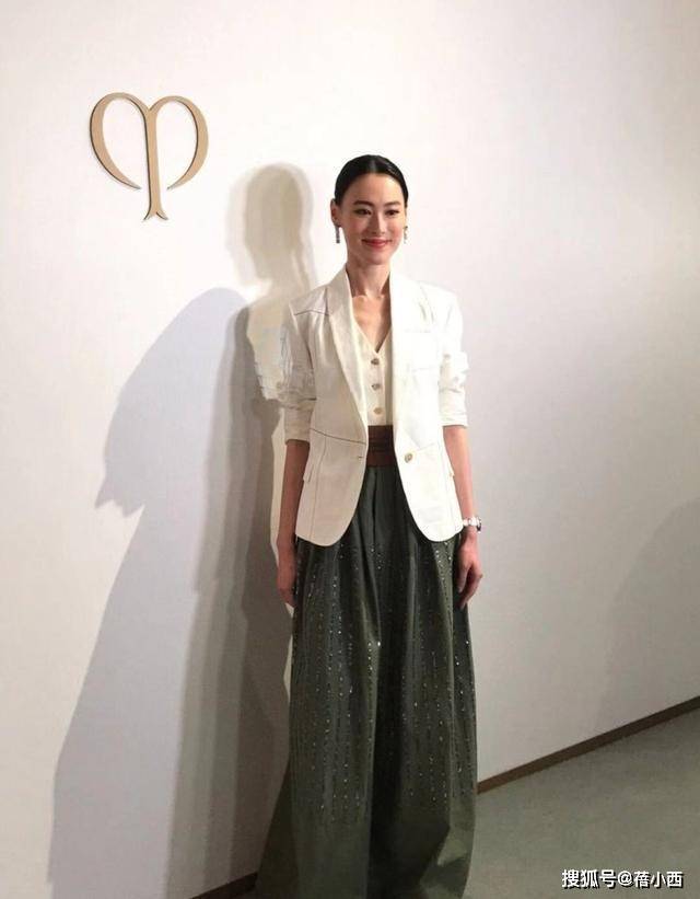 颜色 梁洛施终于换了风格!穿白色西装配绿色半身裙,比阔太还更优雅