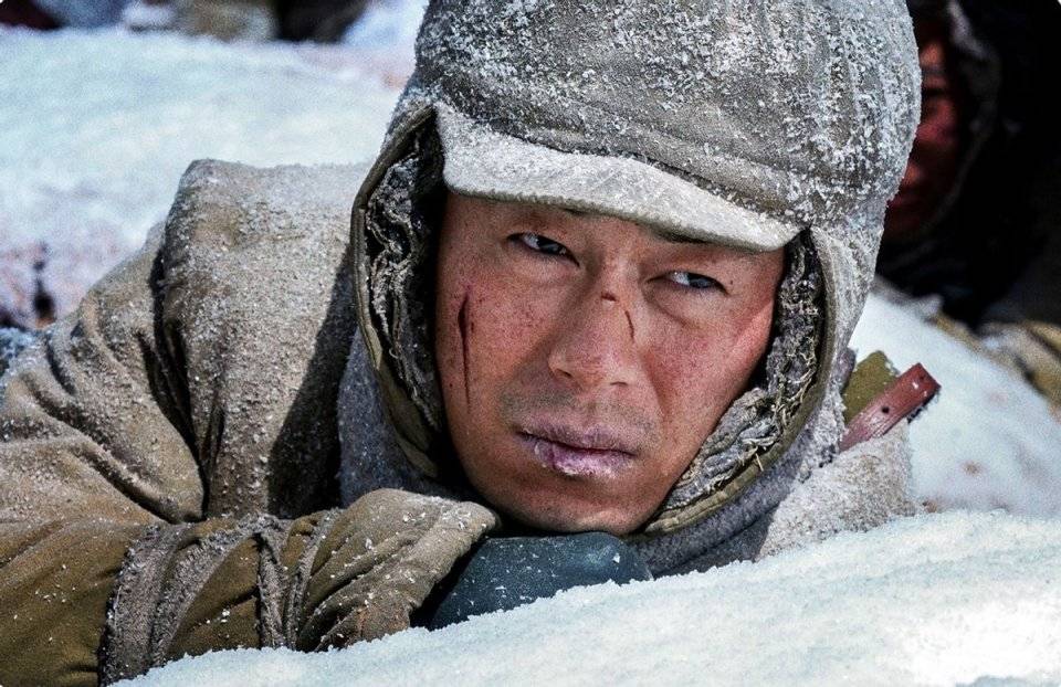 围巾|《长津湖》：女孩送千玺围巾，看似多余的剧情，却并没有那么简单