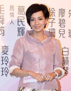 魅力 61岁毛舜筠身材依旧纤细,穿简约上衣配半身裙,起码减龄十岁