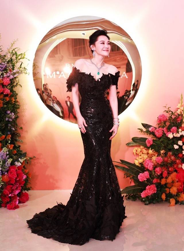 整体 52岁许晴活动生图曝光，颜值和身材真没得说，身穿礼服裙尽显高级