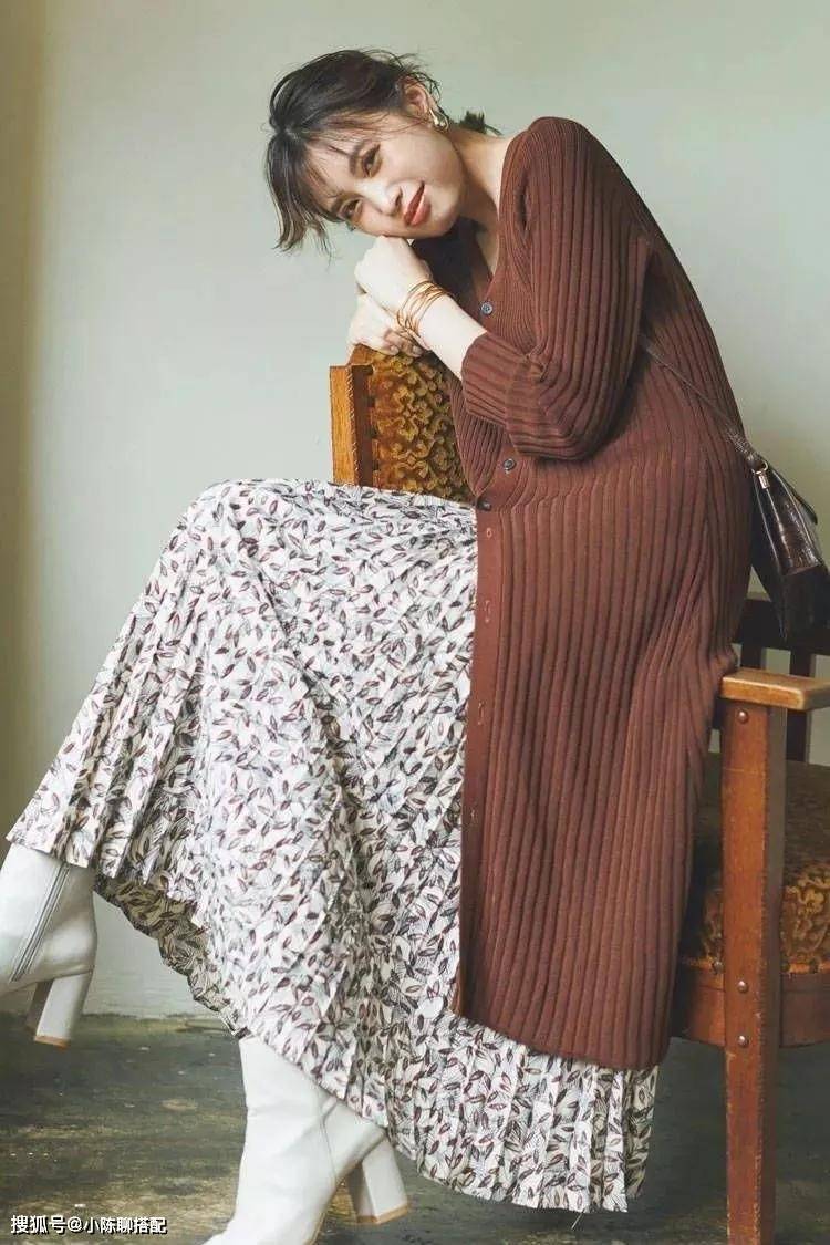 高领衫 降温了怎么穿?真正有品位的女人,备上这4件“内搭单品”就够了