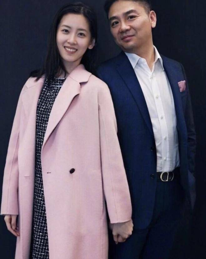 设计 章泽天快30岁了，穿包臀裙+瘦腿靴，清纯优雅还高级