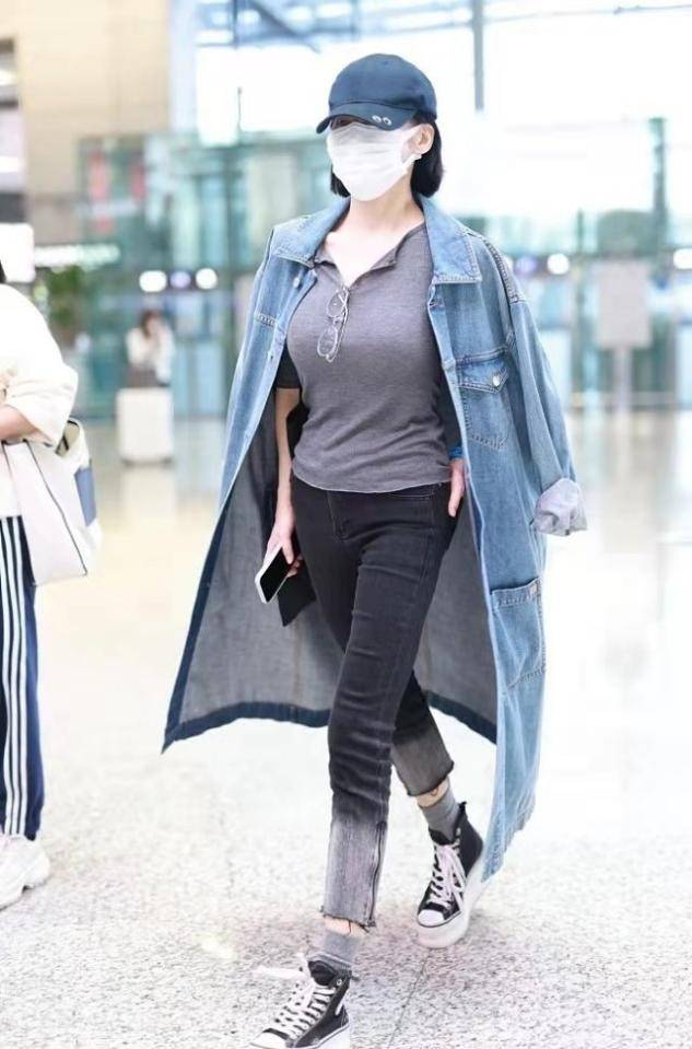 设计 纯欲风算是被许晴玩明白了!一身牛仔看似休闲,针织小衫才是关键