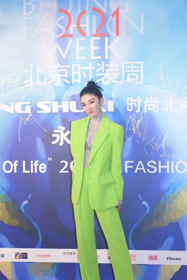 黄奕 黄奕和黄圣依同框，都穿鲜嫩色服饰，可看着更有女强人的气质
