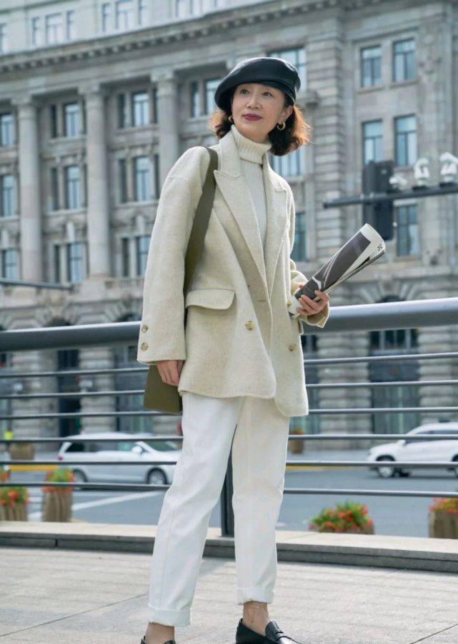一身 50岁的女人别总穿一身黑，可以尝试浅色穿搭，演绎别样的视觉盛宴