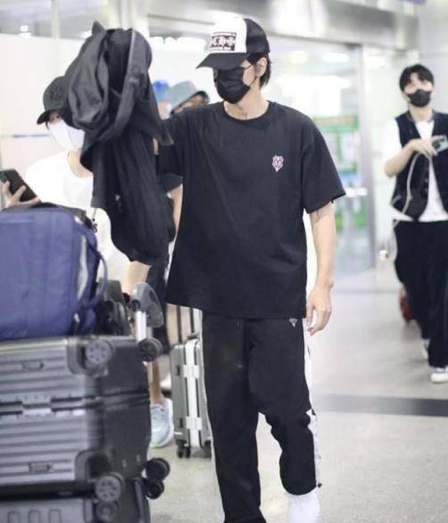 驼色 言承旭帅出新高度,T恤配运动裤清爽又得体,衣品一点也不普通