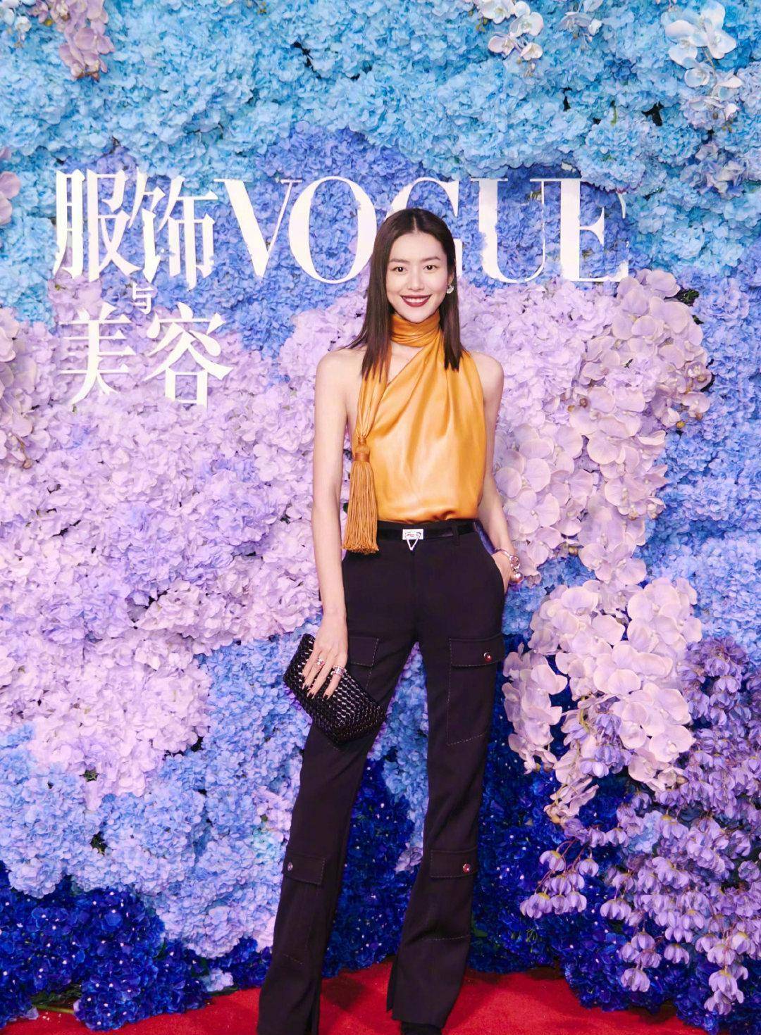 珠宝 杨幂挣那么多钱,为啥还不去调一调仪态?造型师也救不了