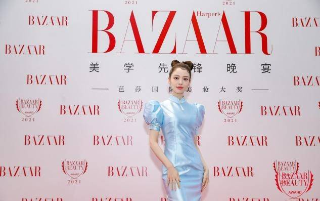 高跟 吉娜走机场也太端着了，一袭薄纱裙和旁人格格不入，隆重过头了