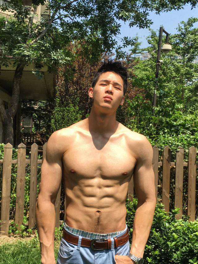 是演員也是運動達人，八塊腹肌加持，誰抵擋得住這種型男的誘惑？ 健身減肥達人 第1张