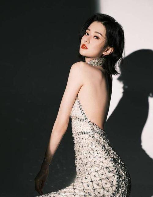 廓形 乔欣太性感了，一袭浅色修身长裙展现女人魅力十足