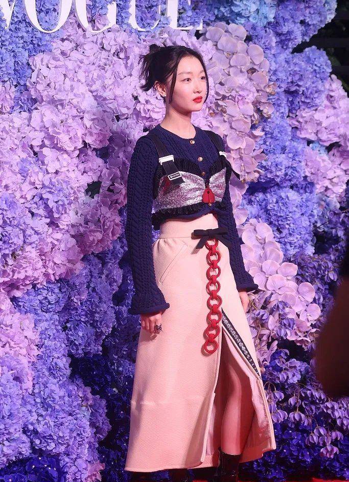 珠宝 杨幂挣那么多钱,为啥还不去调一调仪态?造型师也救不了