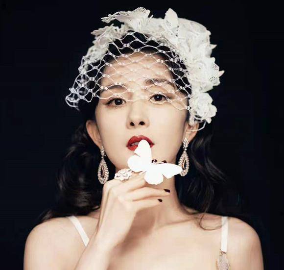 设计 汤唯不愧是大花！穿深v秀事业线赢过杨幂，压轴出场成红毯大赢家