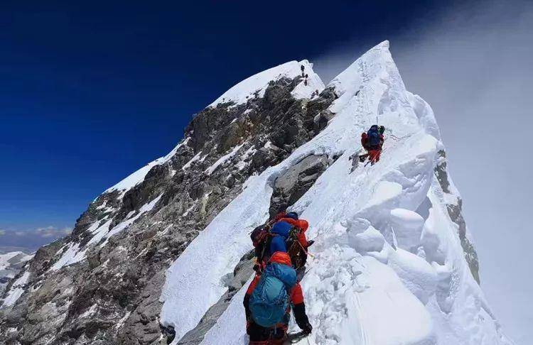 登一次珠峰有多难？50万起步，还有几个苛刻条件