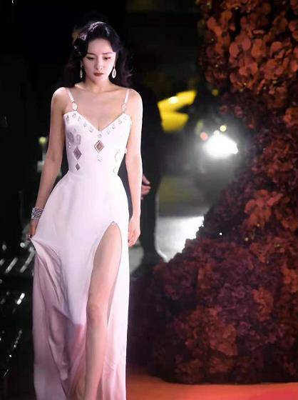 设计 汤唯不愧是大花！穿深v秀事业线赢过杨幂，压轴出场成红毯大赢家