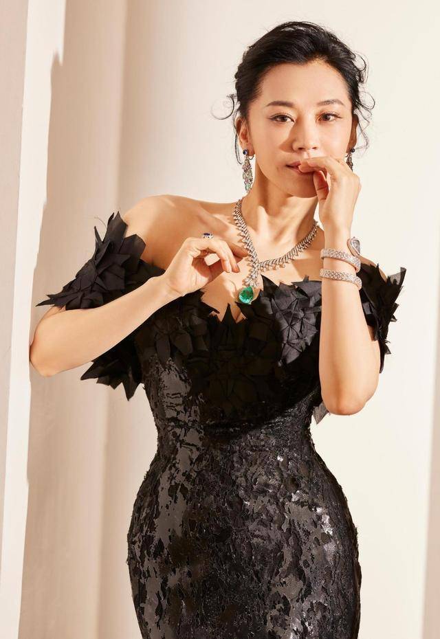 羽毛 被52岁许晴彻底惊艳了!穿深V裙秀性感事业线,绝美容颜竟然不变