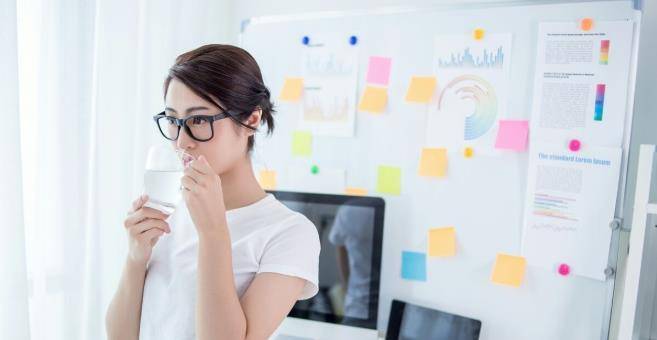 肾脏|喝水多、尿多会伤到肾脏吗？了解多喝水的好处和坏处，应适量喝水