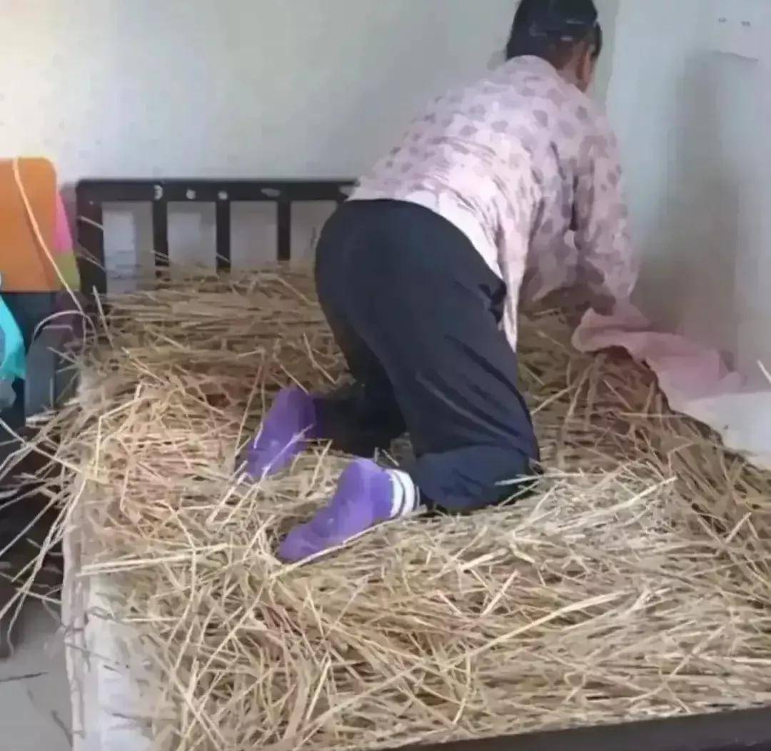 妹子去对象家,男友母亲把床垫拿走,用稻草铺床!
