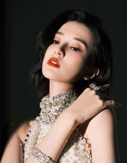 廓形 乔欣太性感了，一袭浅色修身长裙展现女人魅力十足